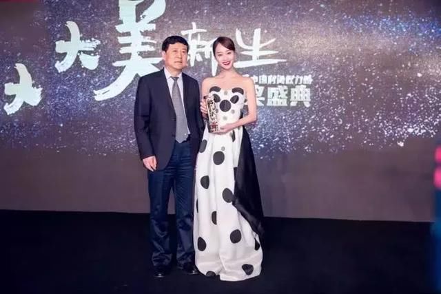 蓝盈莹真够狠!这么紧的鱼尾裙也要硬穿，网友:难怪曹骏那么爱!