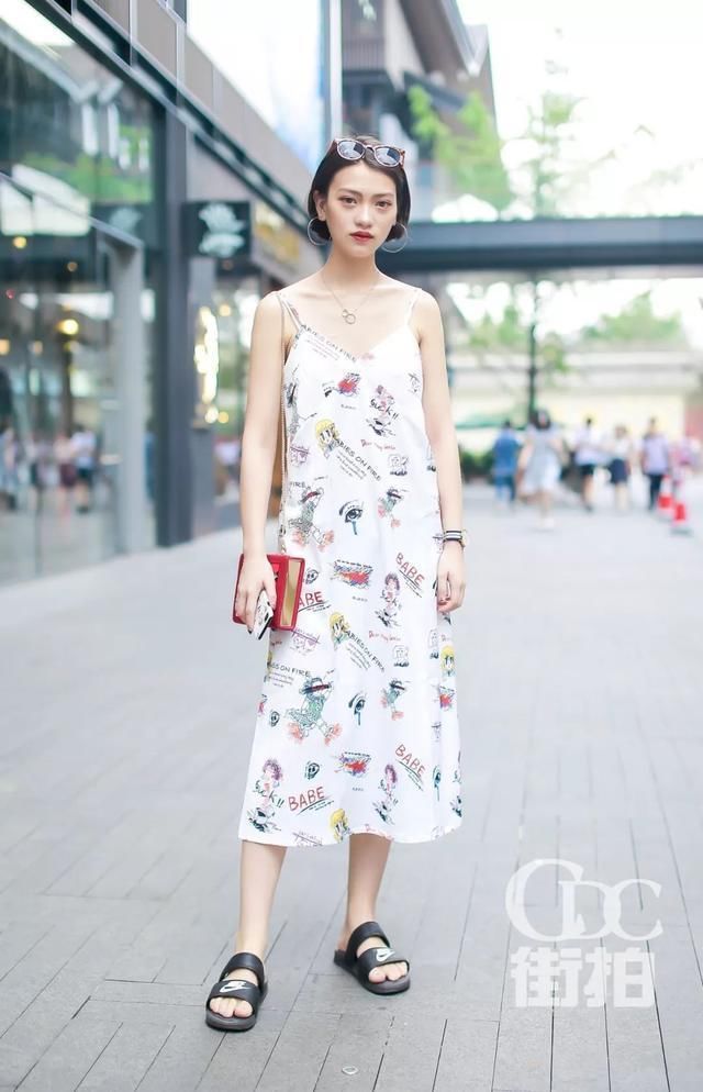 偶遇美女，高雅大方仙姿玉色，美腿很迷人!