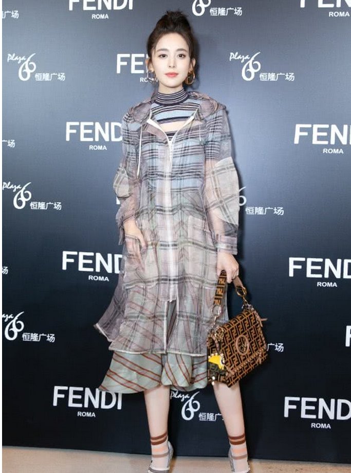 高跟鞋千万别穿细跟!连古力娜扎都把鞋跟穿弯了，真怕鞋跟折断