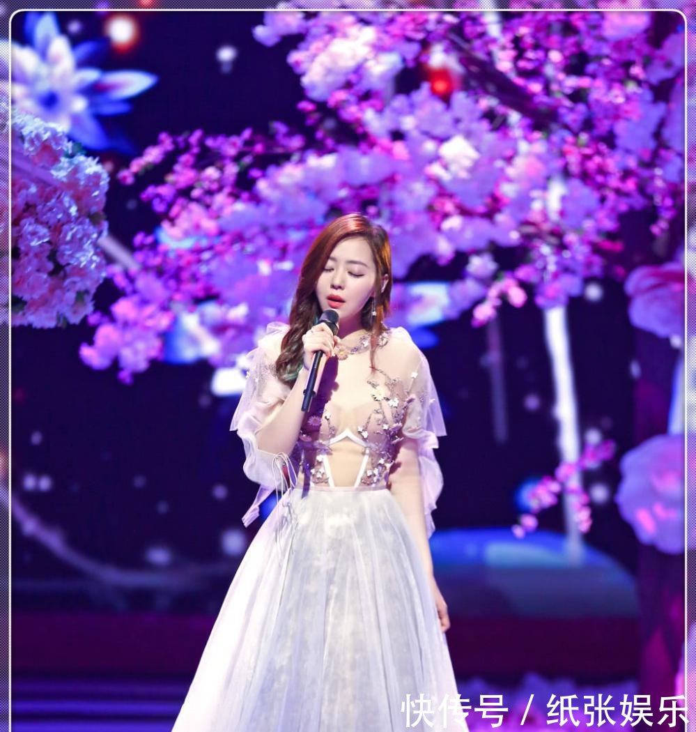 张靓颖不过是梳了个中分刘海, 就圆脸变尖脸, 网友: 都不敢认了!