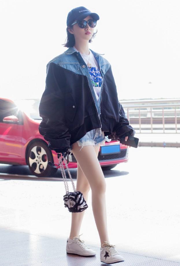 景甜现身机场，裤子短得口袋都外露就算了，腿还P得像假肢