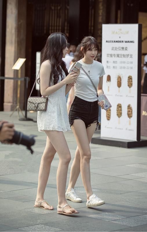 街拍 夏日回头率爆表的穿搭参考，和这样的美女逛街是什么感受呢