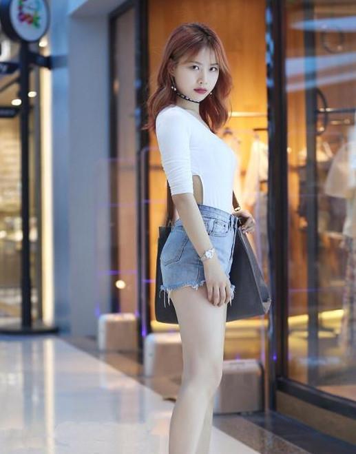 街拍:“S”型身材是什么样子?图二给出完美的解释!