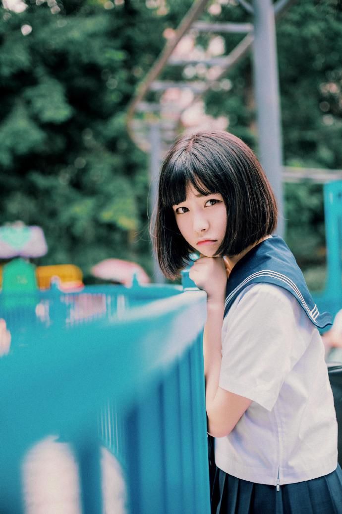 短发制服美女性感游乐园写真图片