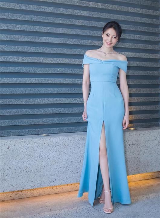 女星穿蓝裙谁最美？秦岚优雅，高圆圆端庄，佟丽娅就尴尬了！