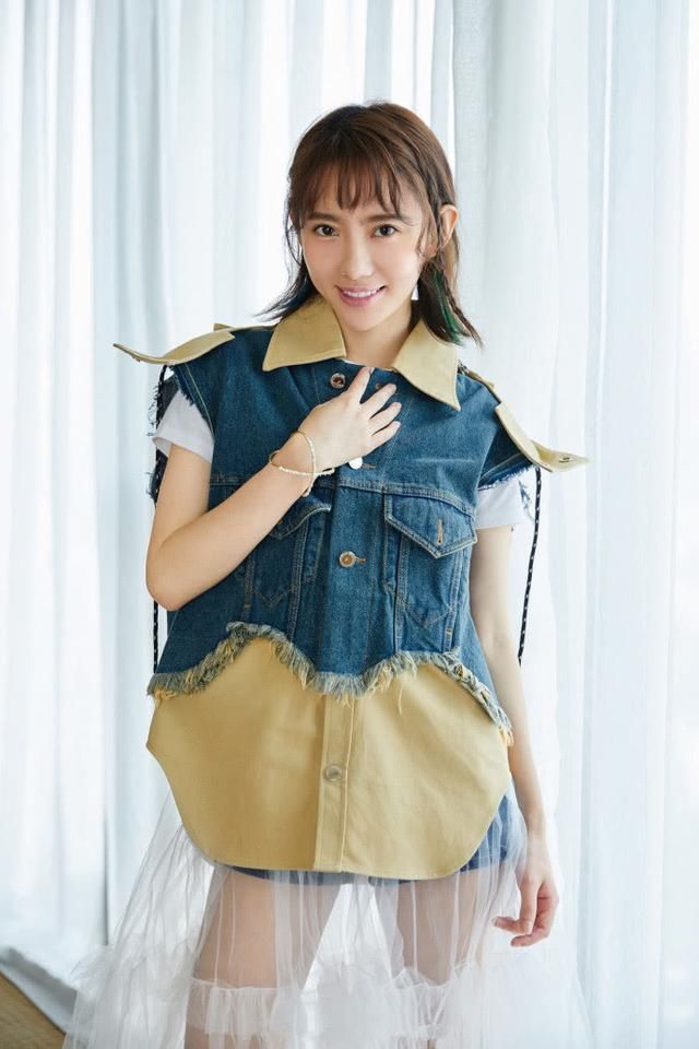 刘萌萌胆真大，下半身穿薄纱遮不住重点，网友：跟没穿一样！