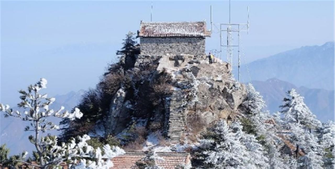 西安太兴山山顶惊现铁庙，重达一吨，四四方方引人注目