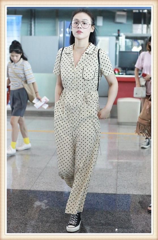 马思纯不走寻常路！穿热裤却配了件冲锋衣，网友：这效果我服！