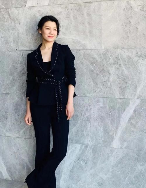  『气质』“德华”终于打扮！一袭黑色国风裙华丽大气，虽显胖但气质真好