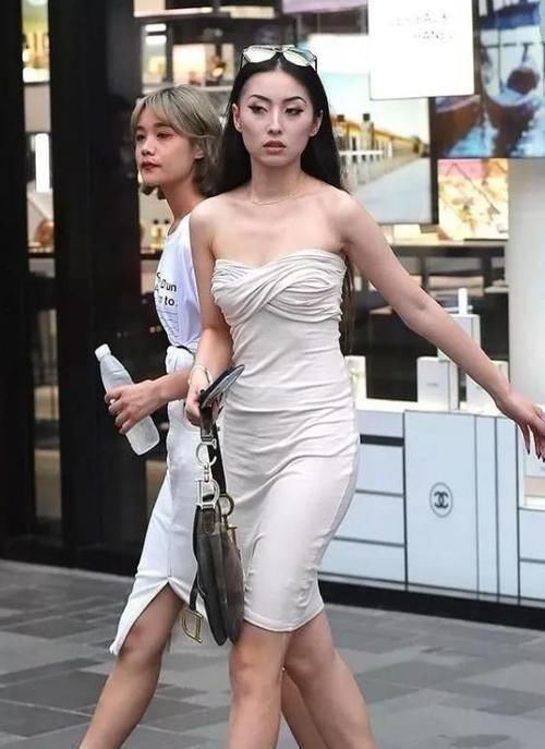  「气质」街拍：身材高挑的美女，一件黑色的连衣裙，时尚达人气质
