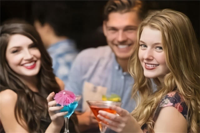 导游提醒:去俄罗斯旅游千万别和当地女孩喝酒,不然可能人财两空