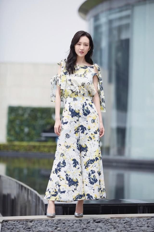 王鸥难得潮流一回，却把印花阔腿裤穿成了裙子，网友：腿长的优势