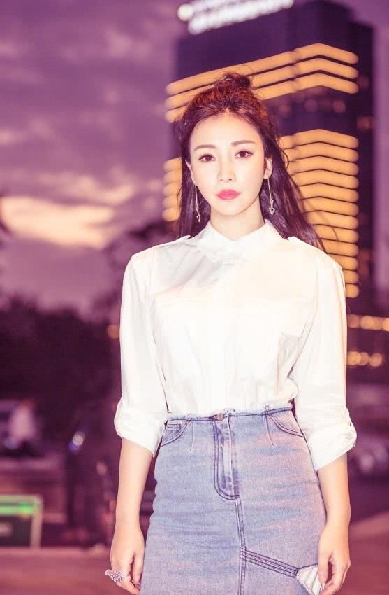 柳岩太节俭了，裙子上满是白色补丁，身家过亿也不舍得扔条裙子？