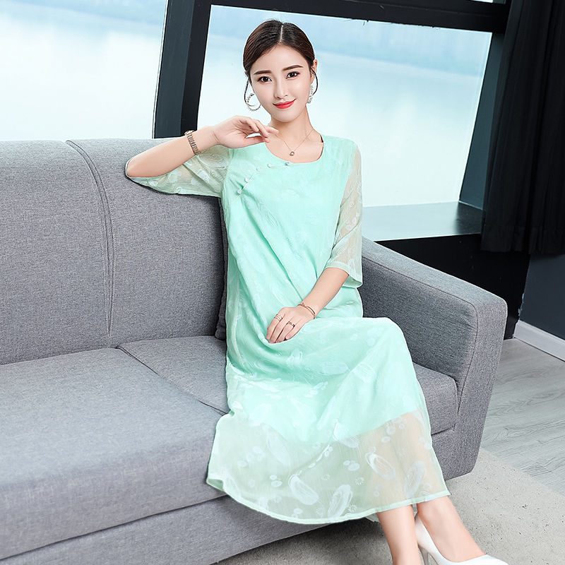 刚刚发现一种裙:叫“牛奶裙”，皮肤黝黑的我一穿上，显甜美白嫩