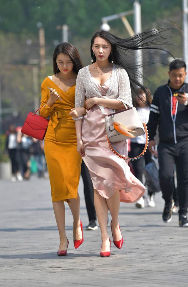 偶遇美女，青春亮丽晶莹剔透，完美的身材！