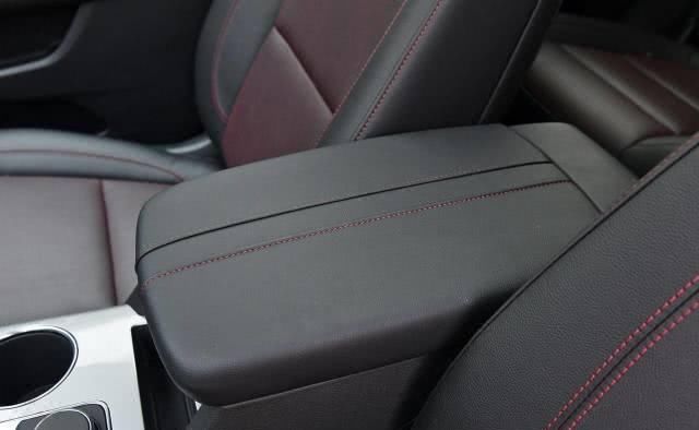  高配：中高配只卖丐版途昂价，237匹有9AT支持，5米大7座油耗7.4L