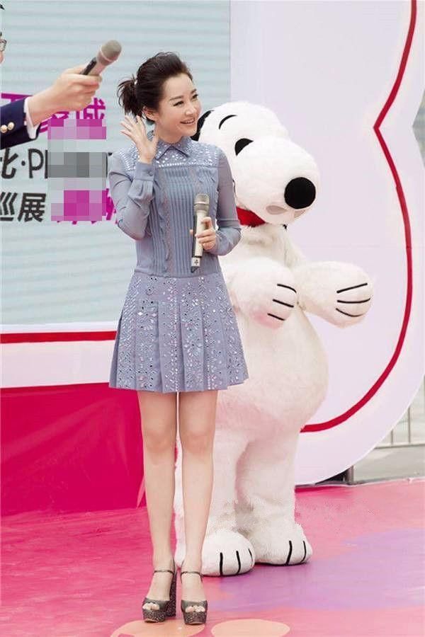 许晴这腿真是逆天了，早就该露出来了!网友:穿的鞋暴露了年纪!