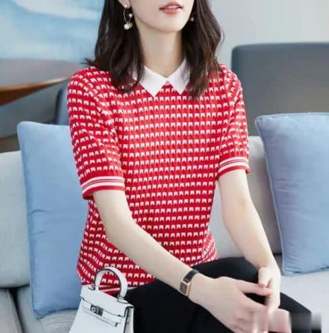 #建议#建议6070后，试试这款“喜红”小衫，贵气显肤白，母亲节穿超美