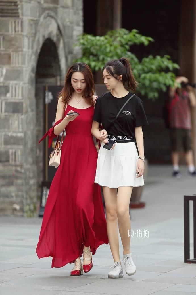 成都街拍丨时尚的lady都喜欢仙女裙，迎面走来都有种仙气