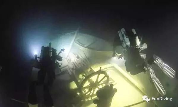 潜水员北美湖底探秘百年沉船，船体保存完好，震撼人心!