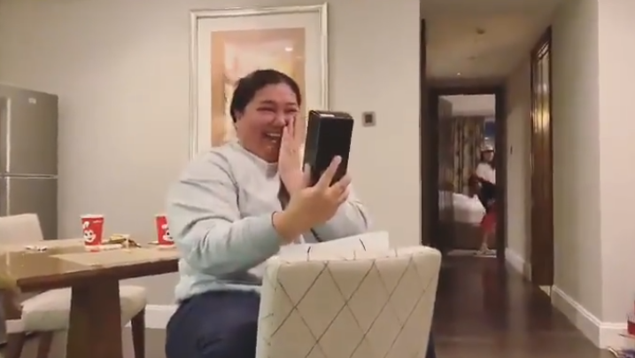 『亲笔签名』做朴山多拉的朋友好幸福！送礼物都是EXO专辑，还有EXO亲笔签名