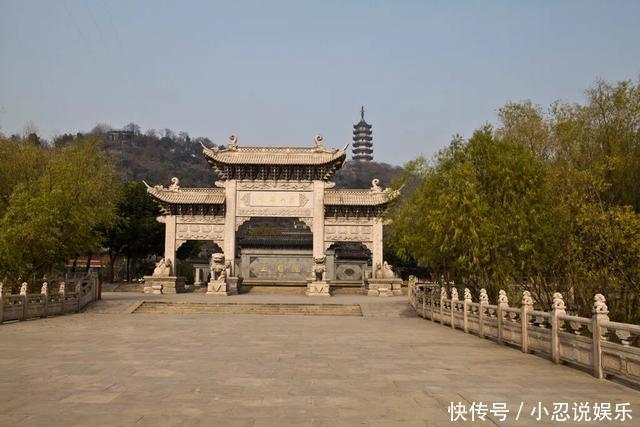 中国最小的高铁站，只有两个检票口，位置太少游客只能躺地上