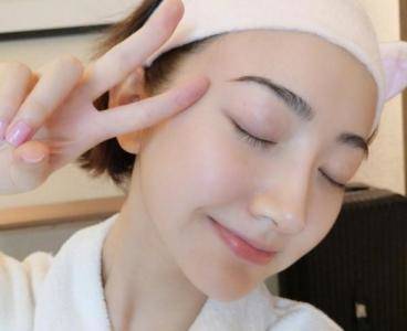 祛斑神奇了解下！五毛钱的红霉素，睡前涂脸能祛斑，省下好几千