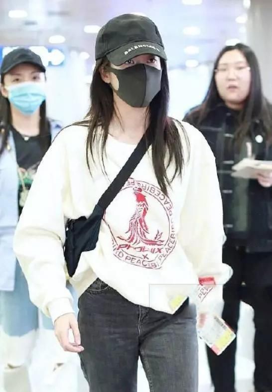 杨紫撞衫张雪迎，才相差2cm，差别有点大！网友：秦俊杰瞎了吧