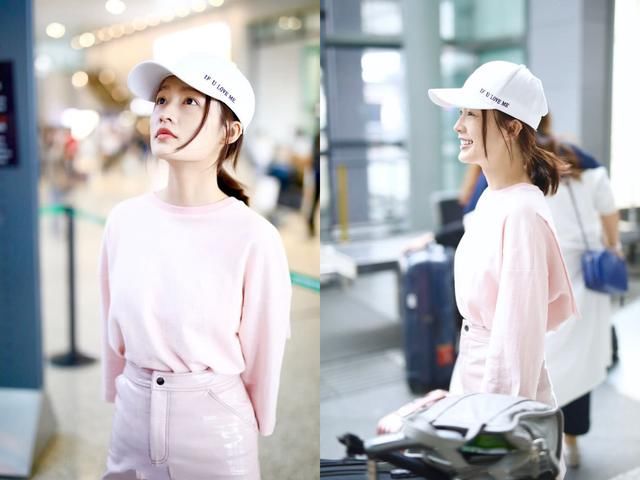 李沁衣品向来不错，紫色T恤配短裙嫩到飞起，脚下的鞋却一言难尽