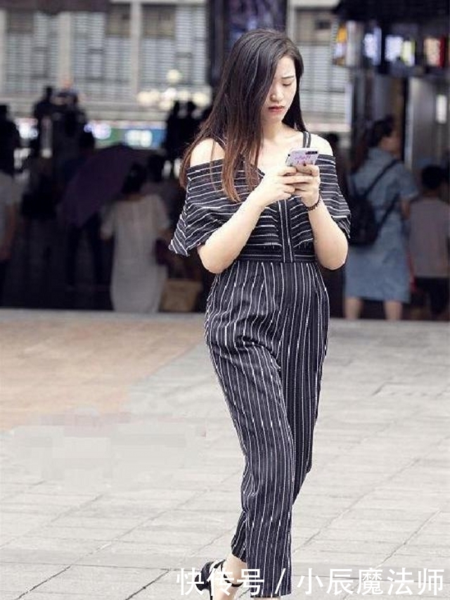  休闲裤■路人街拍，靓女白色上衣搭配黑色休闲裤，女人味尽情绽放