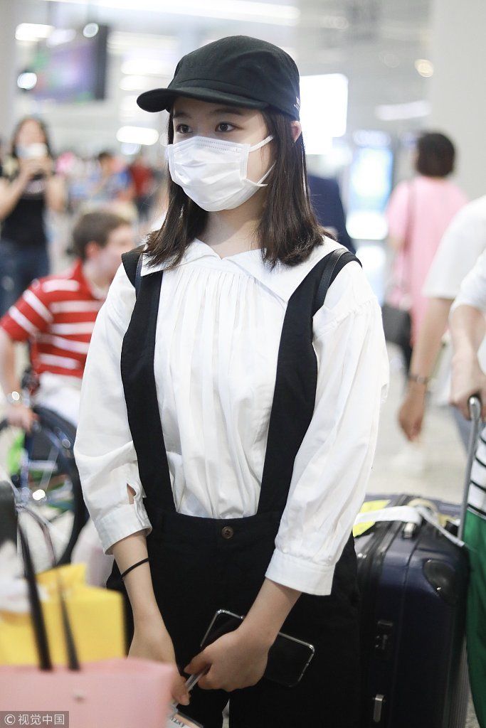 捕获学生妹一枚！19岁李兰迪黑白LOOK简约时尚  穿背带裤背双肩包