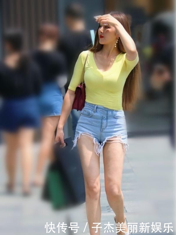  【表妹】买条紧身衣那么欣喜若狂, 表妹还真容易满足