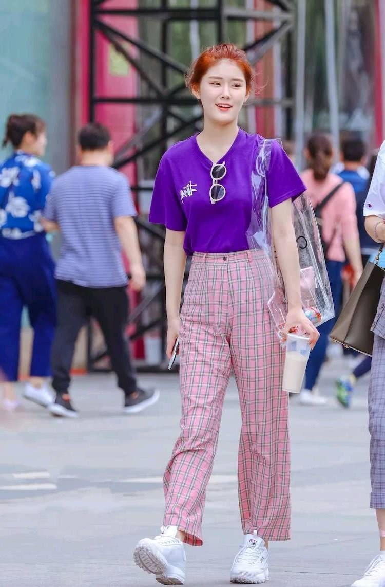 街拍：婀娜多姿的小姐姐，穿着时尚玲珑有致！