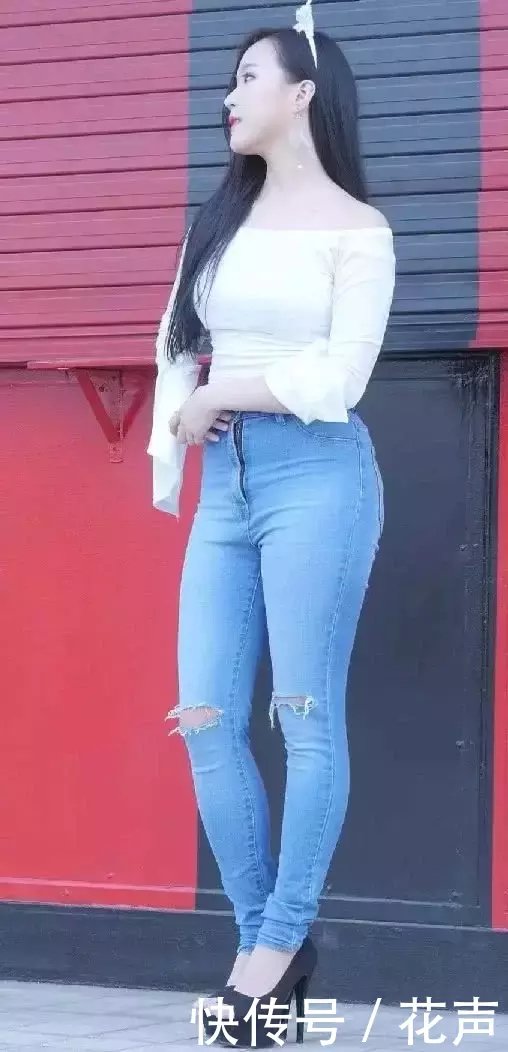 摄影：两位紧身牛仔裤美女站在一起