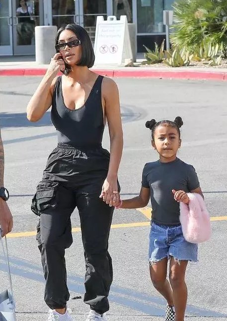 卡戴珊瘦成108斤?穿低领吊带性感十足，但看到裤子后我沉默了!