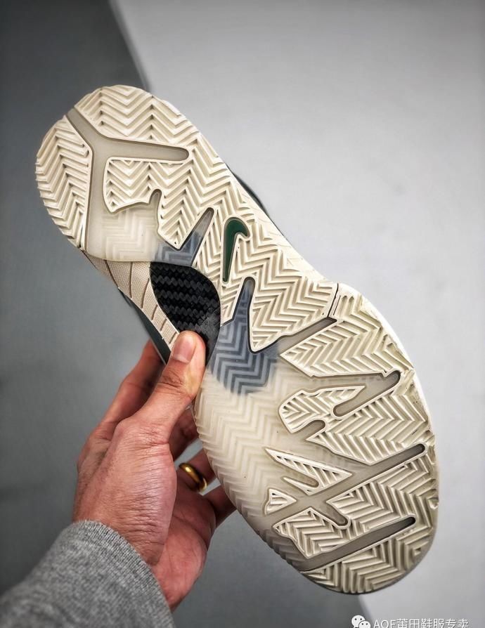 『球鞋』无愧是科比门徒,连球鞋设计都类似!耐克zoom Kobe 4代雄鹿开箱