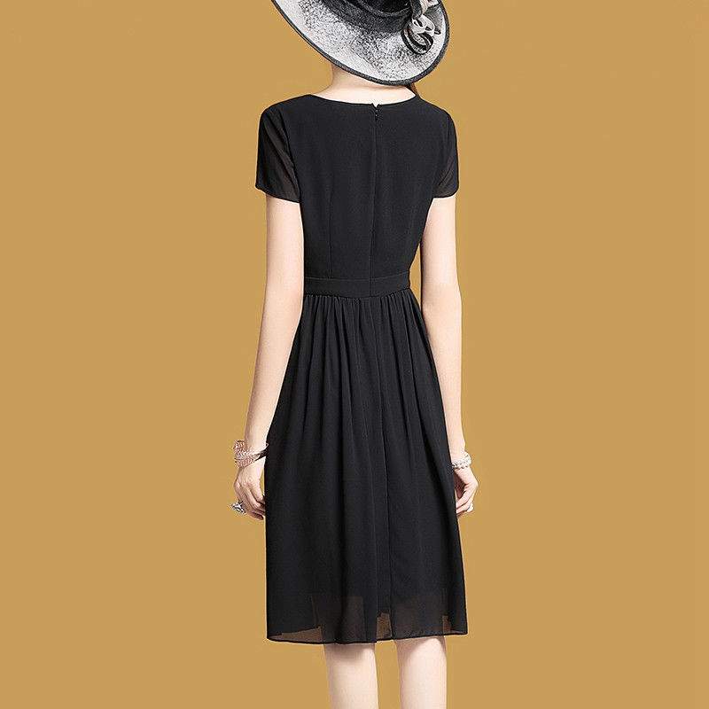 短裤套装虽凉快,但没气质,不妨穿一身碎花系裙子,优雅得刚刚好