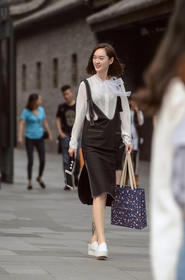 街拍：小姐姐清纯温柔天姿国色，长腿是真的美！