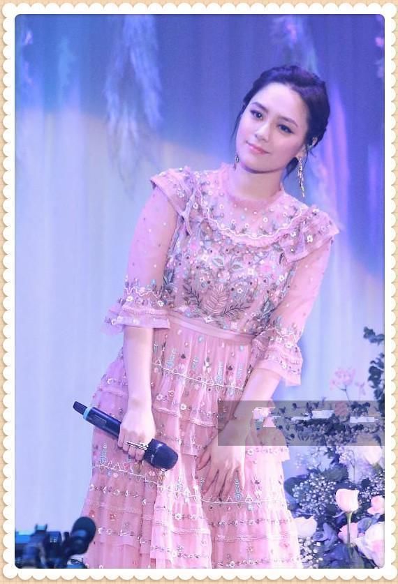 当51岁温碧霞同框37岁钟欣潼，才知道真嫩和装嫩的差距有多大！