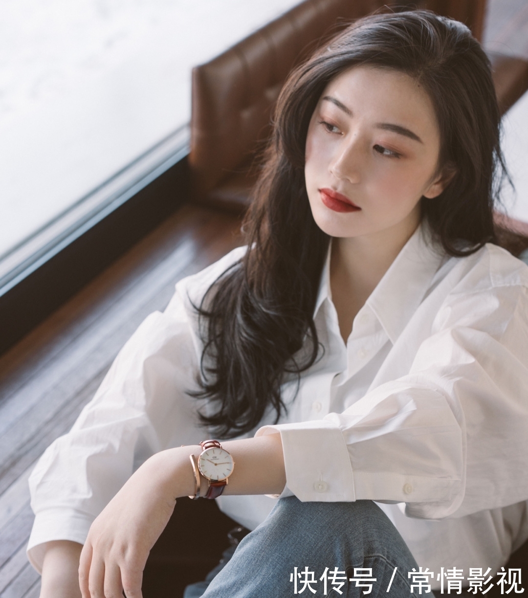 『春天』基础款怎么穿出高级感?白色衬衫搭配牛仔裤,春天上班逛街两不误