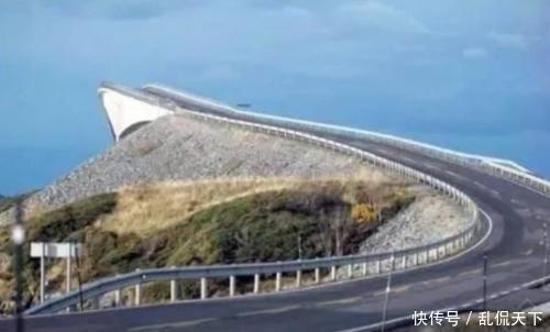 世界上最奇特的公路:远看只有半截,司机像是开进了云端