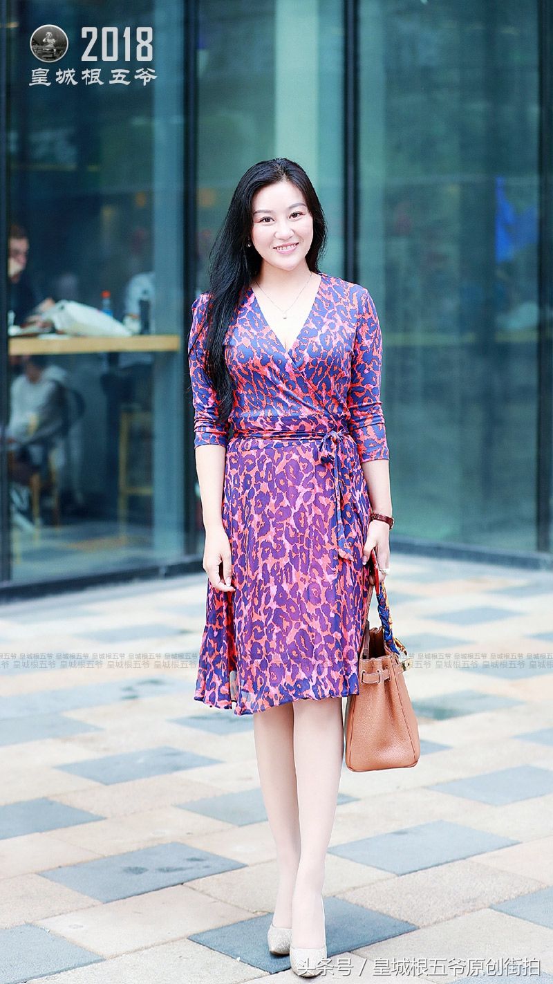 街拍:七月清凉又美丽的穿搭，这样穿好看性感又撩人