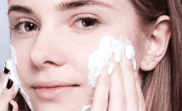 螨虫号称“皮肤田鼠”，脸上到底有没有，对照4道螨虫题一侧便知