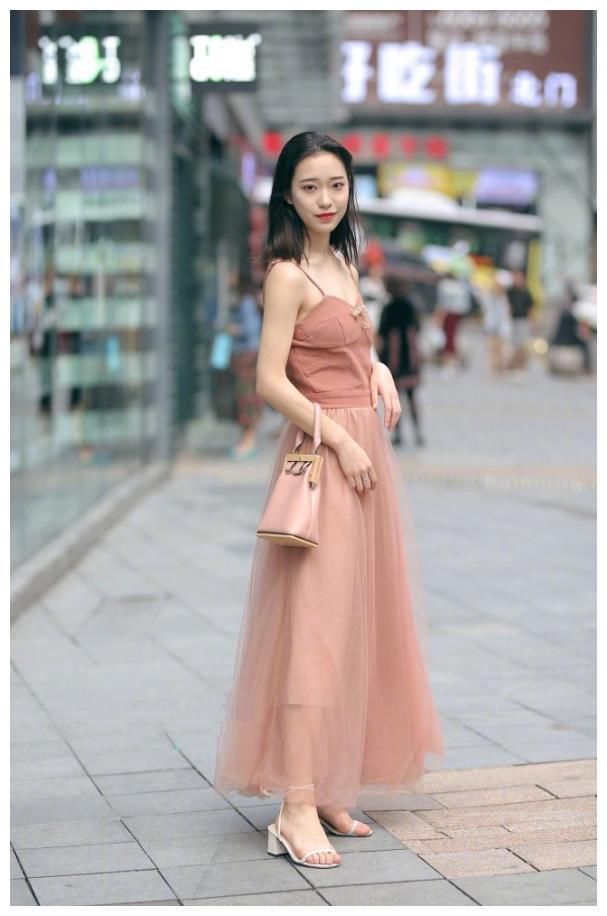 街拍：图1活力百褶裙，图2露肩上衣，图3气质清冷宛如初恋！