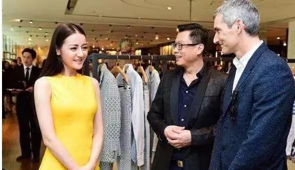 热巴的美腿获贝嫂称赞，这黄色连衣裙下面的也是设计的一部分吧？