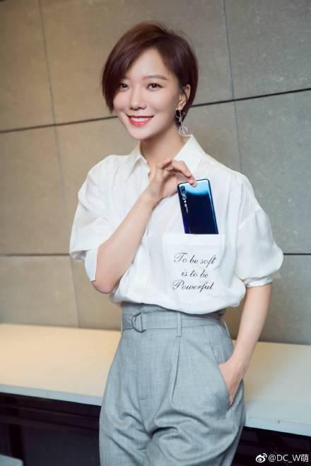 今夏时尚流行色都是TA!华为P20极光色提升你的时尚感