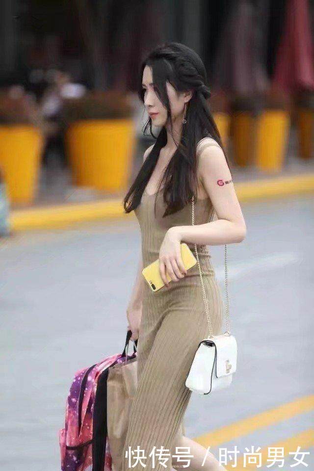 性感迷人少妇紧身裙勾勒出迷人曲线，散乱长发披肩尽显妩媚女人味