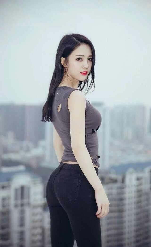 路人街拍:我喜欢丰满的那个美女，穿的这么少，勾起我内心的骚动