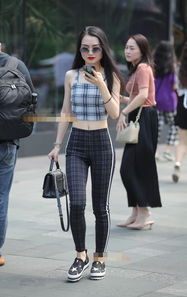 红唇御姐露脐背心秀盈盈一握的蛮腰，走路左摇右摆的姿态很有女人