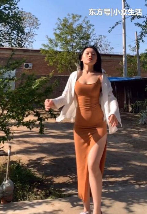 臃肿:微胖美女穿上紧身裙,不显臃肿,凸显“美蛇腰”